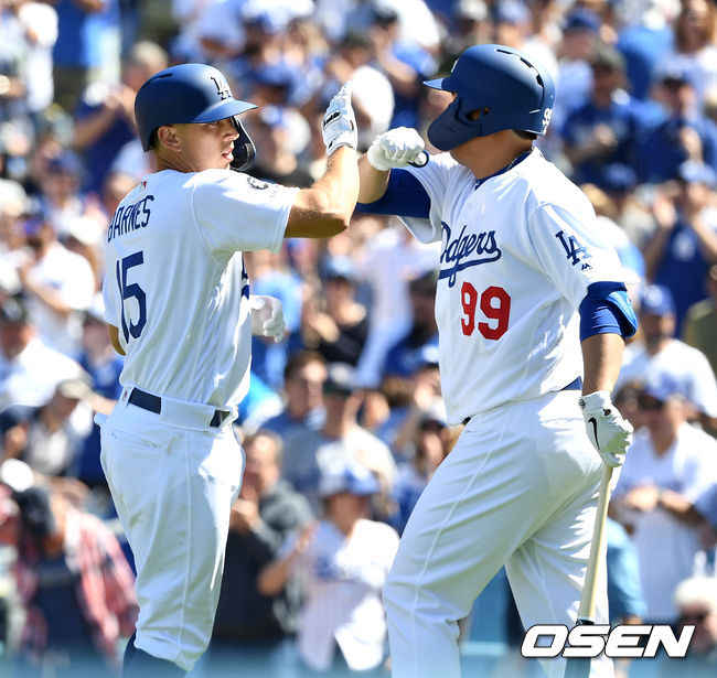 다저스 반스가 4회말 무사 달아나는 솔로포를 치고 류현진과 인사를 나누고 있다. /dreamer@osen.co.kr