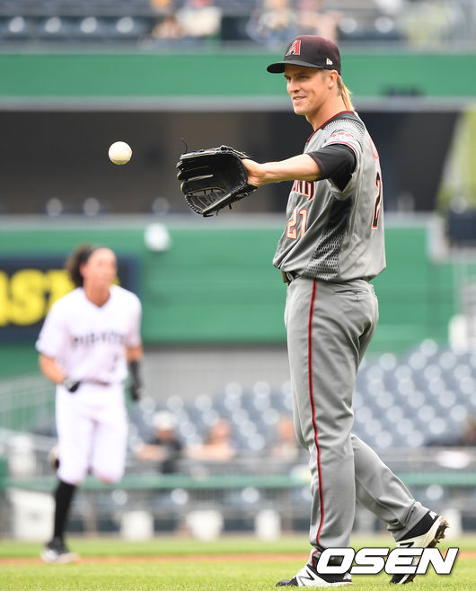 1회말 피츠버그를 상대하는 애리조나 선발 잭 그레인키가 미소지으며 야수들에게 공을 건네받고 있다. /dreamer@osen.co.kr