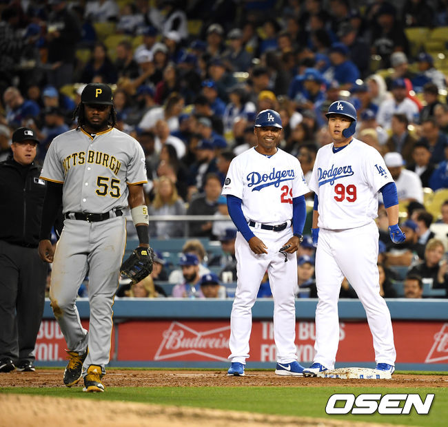 2회말 2사에서 다저스 류현진이 피츠버그 크리스 아처를 상대로 볼넷을 얻어내며 1루에 출루해 미소짓고 있다. /dreamer@osen.co.kr