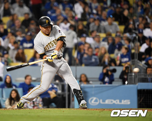 6회초 2사에서 피츠버그 강정호가 다저스 류현진을 상대로 좌전안타를 날리고 있다. /dreamer@osen.co.kr
