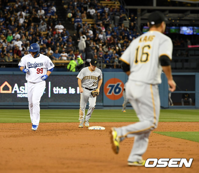 2회말을 마치고 공수교대에 다저스 류현진과 피츠버그 강정호가 더그아웃으로 향하고 있다. /dreamer@osen.co.kr