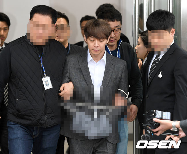 마약 투약 혐의를 받고 있는 박유천은 지난 23일 국립과학수사연구원(국과수) 감식 결과 체모에서 마약류 양성 반응이 나왔고 마약류 성분이 검출됐다는 것이 밝혀져 논란을 불러일으켰다.영장실질심사를 마친 박유천이 포승줄에 묶인채 법원을 나가고 있다. /sunday@oen.co.kr