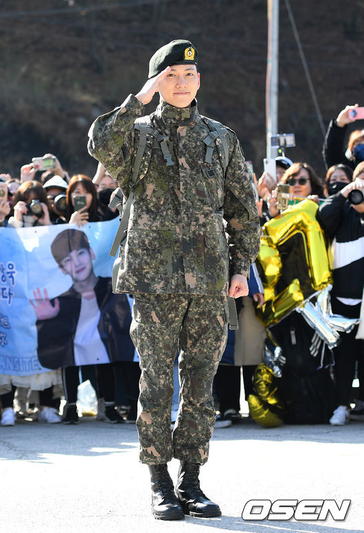 27일 오전 배우 지창욱이 강원도 철원 소재 부대에서 군 복무를 마치고 전역했다.배우 지창욱이 팬들과 취재진을 향해 거수경례를 하고 있다. /sunday@osen.co.kr