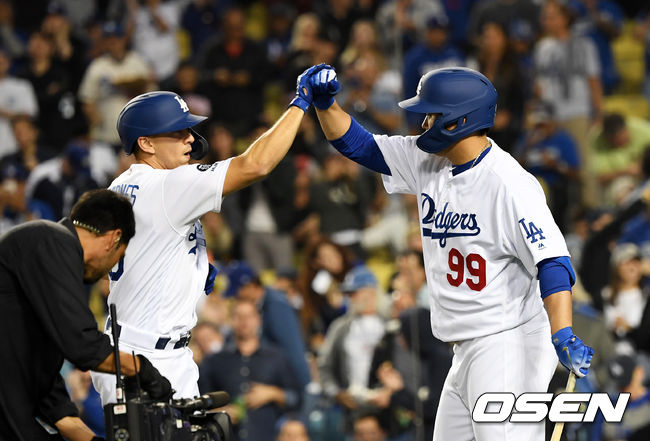 2회말 2사에서 다저스 반스가 좌월 솔로포를 날리고 류현진과 하이파이브를 하고 있다. /dreamer@osen.co.kr