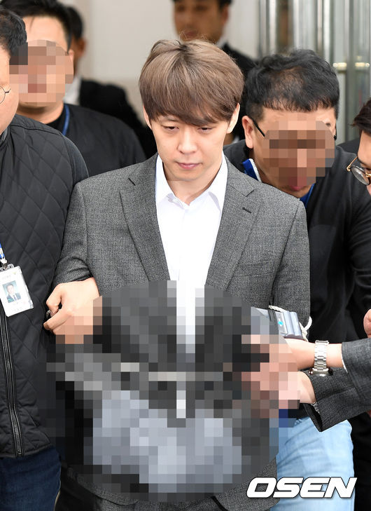 마약 투약 혐의를 받고 있는 박유천은 지난 23일 국립과학수사연구원(국과수) 감식 결과 체모에서 마약류 양성 반응이 나왔고 마약류 성분이 검출됐다는 것이 밝혀져 논란을 불러일으켰다.영장실질심사를 마친 박유천이 포승줄에 묶인채 법원을 나가고 있다. /sunday@oen.co.kr