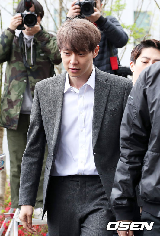 마약 투약 혐의를 받고 있는 박유천은 지난 23일 국립과학수사연구원(국과수) 감식 결과 체모에서 마약류 양성 반응이 나왔고 마약류 성분이 검출됐다는 것이 밝혀져 논란을 불러일으켰다.가수 겸 배우 박유천이 영장실질심사를 받기 위해 출석하고 있다. /sunday@oen.co.kr