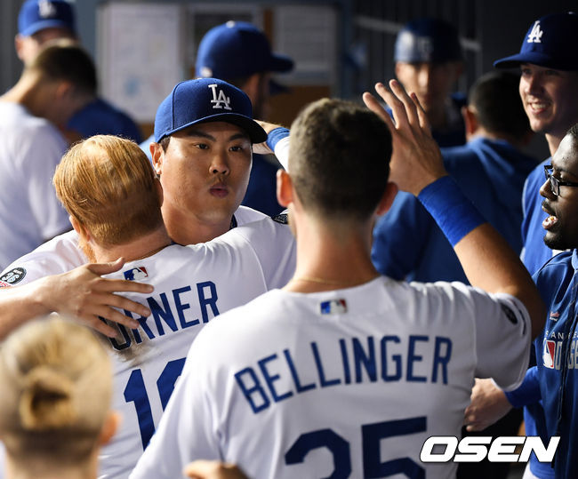 7회초 수비를 마치고 다저스 류현진이 더그아웃에서 터너와 포옹을 하고 있다. /dreamer@osen.co.kr