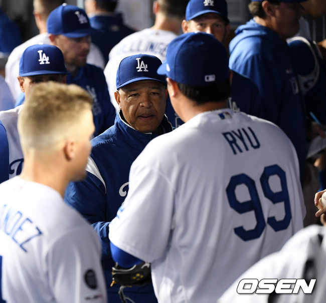 7회초 수비를 마치고 다저스 류현진이 더그아웃에서 로버츠 감독과 이야기를 나누고 있다. /dreamer@osen.co.kr