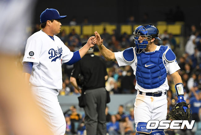 7회초 수비를 마치고 다저스 류현진이 반스와 하이파이브를 하고 있다. /dreamer@osen.co.kr