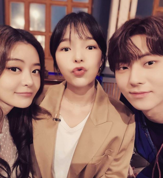 [사진] 성우 서유리(왼쪽)가 공개한 배우 박진주(가운데)와 뉴이스트 황민현(오른쪽) '해피투게더4' 출연 인증샷