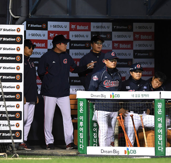 7회말 롯데 양상문 감독이 코칭스태프와 경기를 지켜보고 있다. /jpnews@osen.co.kr