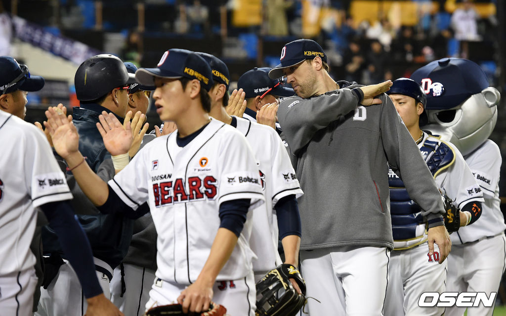 경기를 마치고 두산 린드블럼이 코칭스태프와 승리 하이파이브를 하고 있다. /jpnews@osen.co.kr