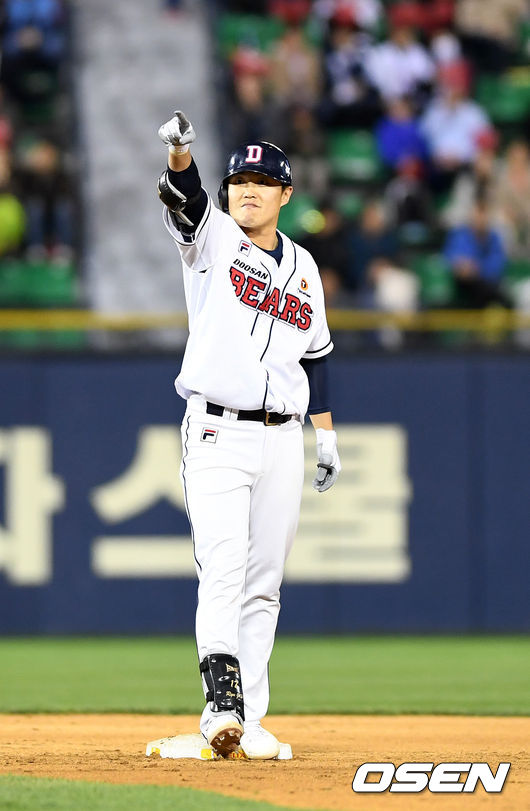 7회말 2사 1,2루에서 두산 류지혁이 1타점 적시 2루타를 날리고 기뻐하고 있다. /jpnews@osen.co.kr