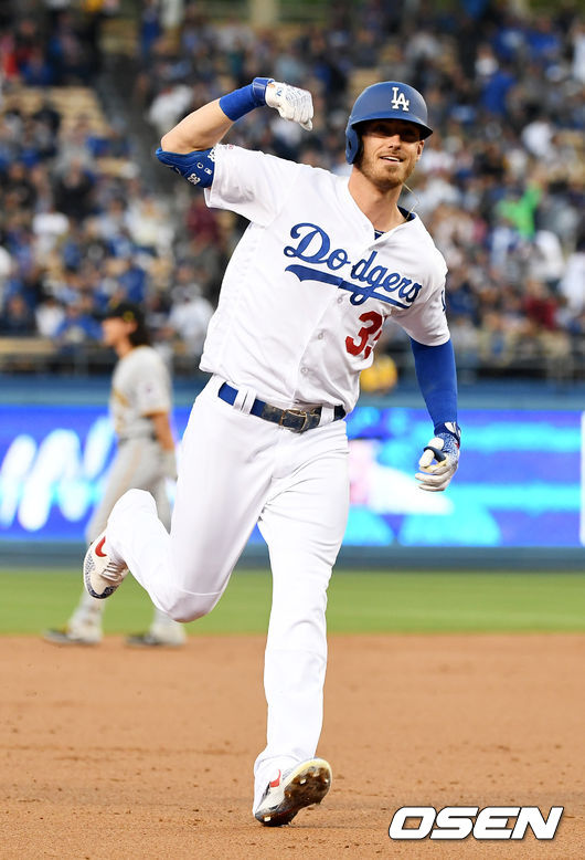 1회말 2사 1루에서 다저스 벨린저가 역전 우월 투런포를 날리고 세리머니를 하고 있다. /dreamer@osen.co.kr