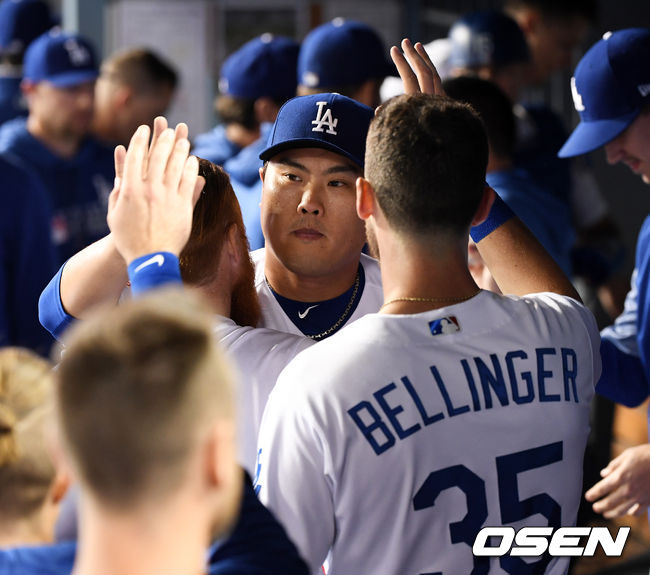 7회초 수비를 마치고 다저스 류현진이 더그아웃에서 터너, 벨린저와 하이파이브를 하고 있다. /dreamer@osen.co.kr