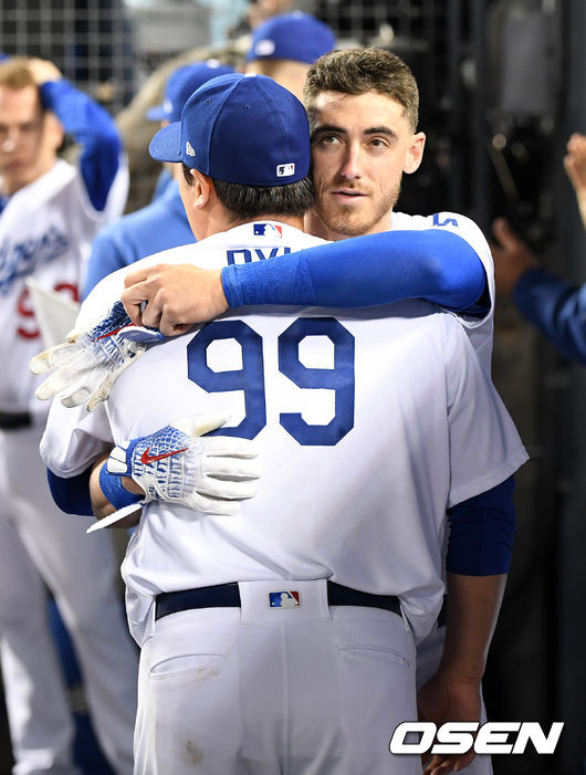 7회초 수비를 마치고 다저스 류현진이 더그아웃에서 벨린저와 포옹을 하고 있다. /dreamer@osen.co.kr