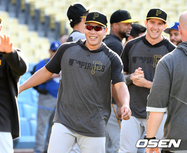 경기 시작을 앞두고 피츠버그 강정호가 스트레칭으로 몸을 풀며 동료들과 대화를 나누고 있다. /dreamer@osen.co.kr