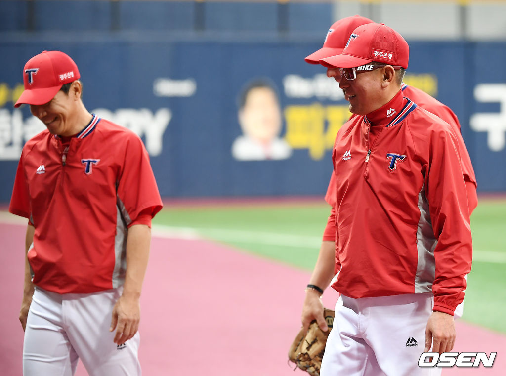 KIA 김기태 감독이 코치들과 이야기를 나누고 있다. / youngrae@osen.co.kr