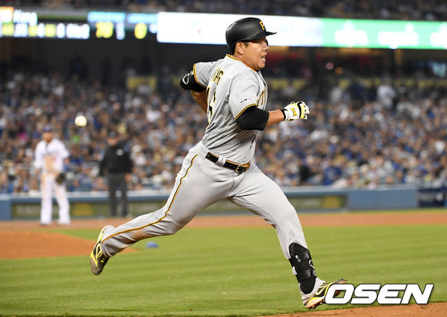 5회초 2사 주자없는 상황 피츠버그 강정호가 투수 앞 땅볼을 치고 1루에서 아웃되고 있다. /dreamer@osen.co.kr