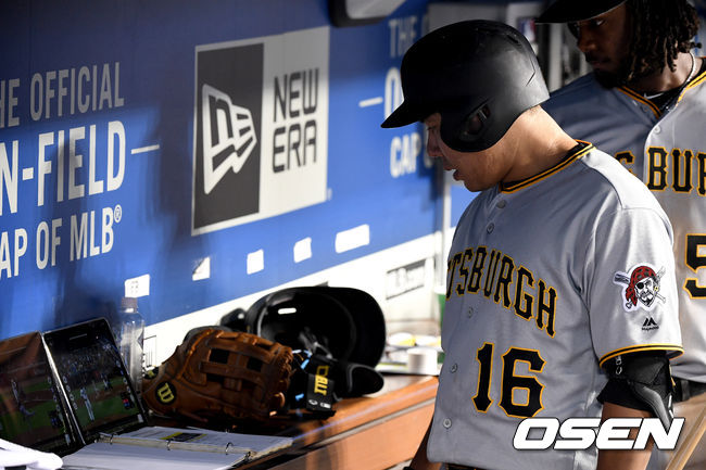 8회초 공격을 앞두고 피츠버그 강정호와 조쉬 벨이 더그아웃에서 다저스 투수들의 영상을 살피고 있다. /dreamer@osen.co.kr