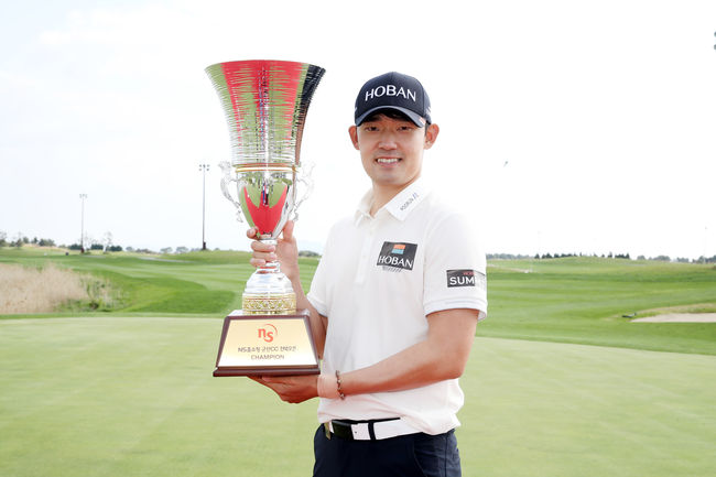 우승 트로피를 들고 포즈를 취하고 있는 김비오.