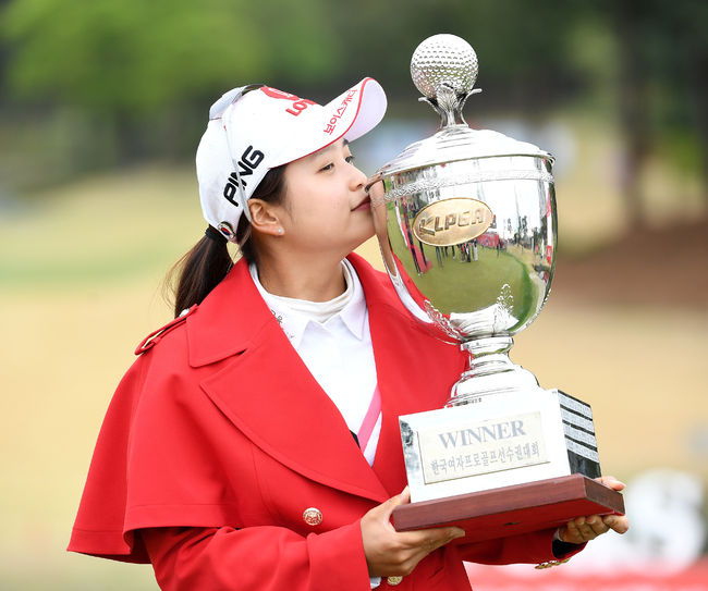 최혜진(20, 롯데)은 28일 28일 경기도 양주 레이크우드 컨트리클럽에서 열린 시즌 첫 번째 메이저 대회 ‘크리스 F&C 제41회 KLPGA 챔피언십’(총상금 10억 원, 우승상금 2억 원)에서 생애 첫 번째 연장전 끝에 생애 첫 메이저 대회 우승컵을 품에 안았다. 올 시즌은 첫 번째 우승이지만 개인 통산은 5번째 우승 컵이다.크리스 F&C 제41회 KLPGA 챔피언십 우승자 최혜진이 우승 트로피를 들고 기념촬영을 하고 있다. /sunday@osen.co.kr