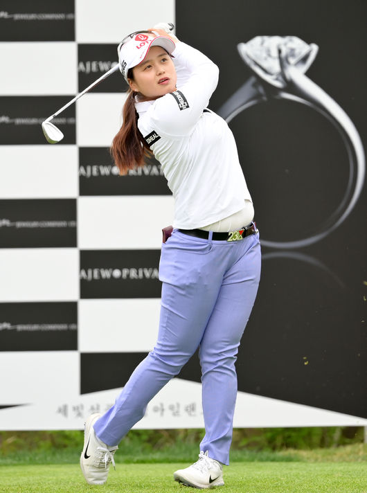 28일 경기도 양주에 위치한 레이크우드 컨트리클럽에서 KLPGA '크리스 F&C 제41회 KLPGA 챔피언십’(총상금 10억 원, 우승상금 2억원)' 4라운드가 열렸다.최혜진이 2번홀 티샷을 날리고 있다. /sunday@osen.co.kr