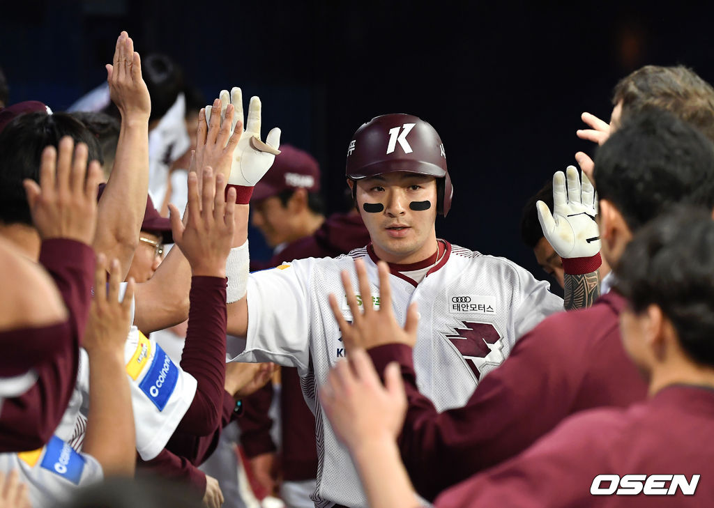 4회말 1사 키움 박병호가 솔로 홈런을 때린 뒤 동료들과 하이파이브를 하고 있다. / youngrae@osen.co.kr