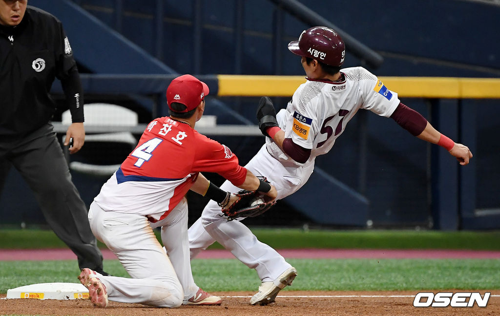 3회말 1사 2루 키움 이정후가 김하성의 우익수 뜬공때 3루까지 진루하려다 아웃당하고 있다. / youngrae@osen.co.kr
