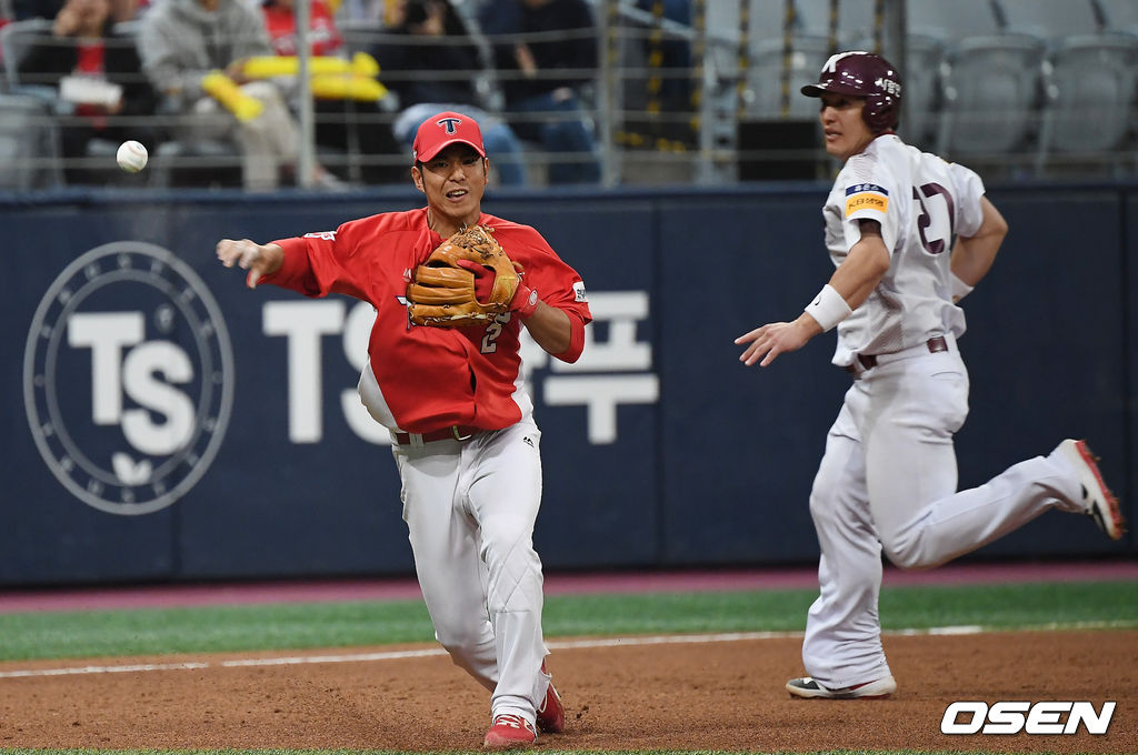 5회말 1사 만루 KIA 황윤호가 키움 김하성의 내야 땅볼 타구를 잡아 1루로 송구하고 있다.  / youngrae@osen.co.kr