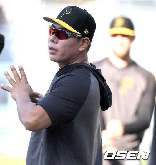 경기 시작을 앞두고 피츠버그 강정호가 스트레칭으로 몸을 풀고 있다. /dreamer@osen.co.kr