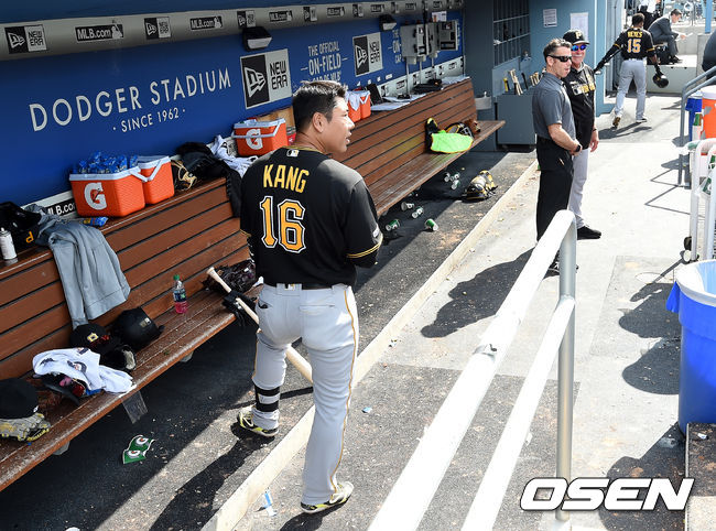 8회초 무사 1, 2루 상황 우익수 플라이로 물러난 피츠버그 강정호가 아쉬워하고 있다. /dreamer@osen.co.kr