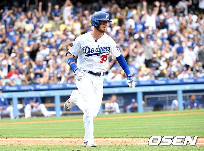 7회말 1사 1, 3루 상황 다저스 코디 벨린저가 달아나는 1타점 적시타를 날리고 1루로 뛰고 있다. /dreamer@osen.co.kr