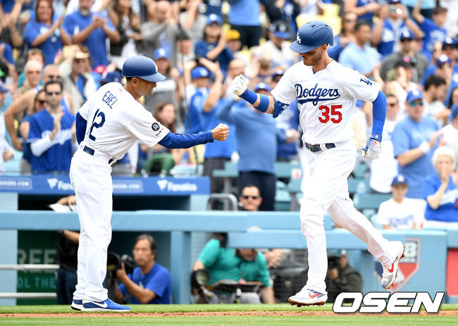 4회말 1사 주자없는 상황 다저스 벨린저가 추격의 솔로포를 날리고 그라운드를 돌며 디노 에벨 3루 코치와 인사를 나누고 있다. /dreamer@osen.co.kr