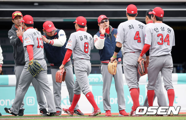 SK 염경엽 감독이 선수들과 승리의 기쁨을 함께 나누고 있다. / eastsea@osen.co.kr