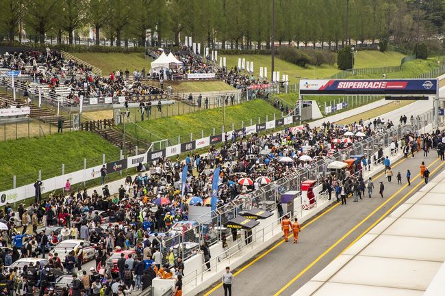 2019 CJ대한통운 슈퍼레이스 챔피언십 개막라운드 결승전이 열린 28일 에버랜드 스피드웨이를 가득 채운 관람객들이 그리드워크 행사에 참가하고 있다.