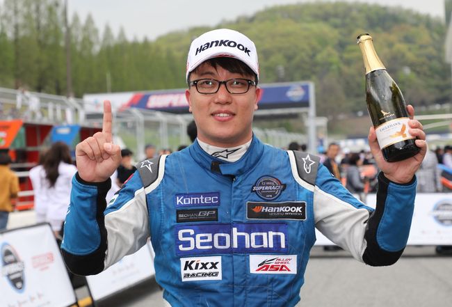 ASA 6000 클래스 우승을 차지한 서한 GP의 김중군.