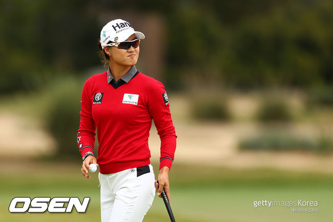 [사진] 호주 교포 이민지가 LPGA 투어 휴젤-에어 프레미아 LA 오픈 최종라운드 1번홀 그린에서 공을 꺼내며 갤러리들의 환호에 인사하고 있다. /ⓒGettyimages(무단전재 및 재배포 금지)