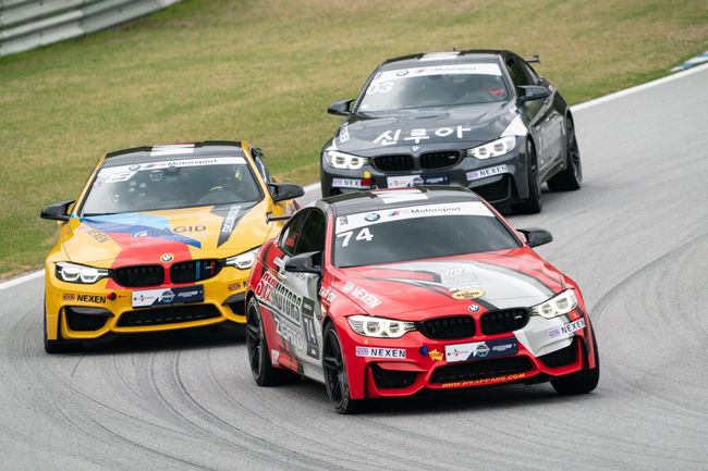 28일 개막한 2019 CJ대한통운 슈퍼레이스 챔피언십 'BMW M 클래스' 결승전에서 참가 선수들이 질주하고 있다.