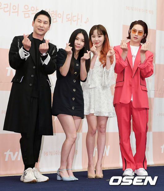 tvN 새 예능 ‘작업실’ 제작발표회가 29일 오후 서울 마포구 상암동 스탠포드호텔 그랜드볼룸에서 열렸다.  신동엽, 제아, 주이, 김희철이 포토타임을 갖고 있다. /pjmpp@osen.co.kr