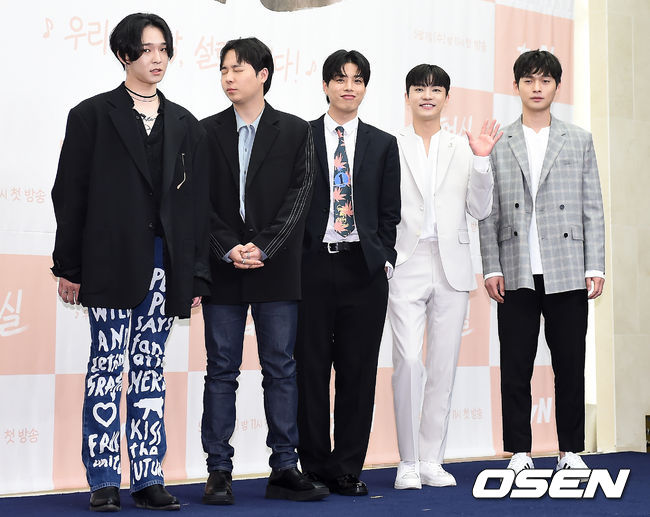 tvN 새 예능 ‘작업실’ 제작발표회가 29일 오후 서울 마포구 상암동 스탠포드호텔 그랜드볼룸에서 열렸다.  가수 남태현, 딥샤워, 빅원, 이우, 최낙타가 포토타임을 갖고 있다. /pjmpp@osen.co.kr