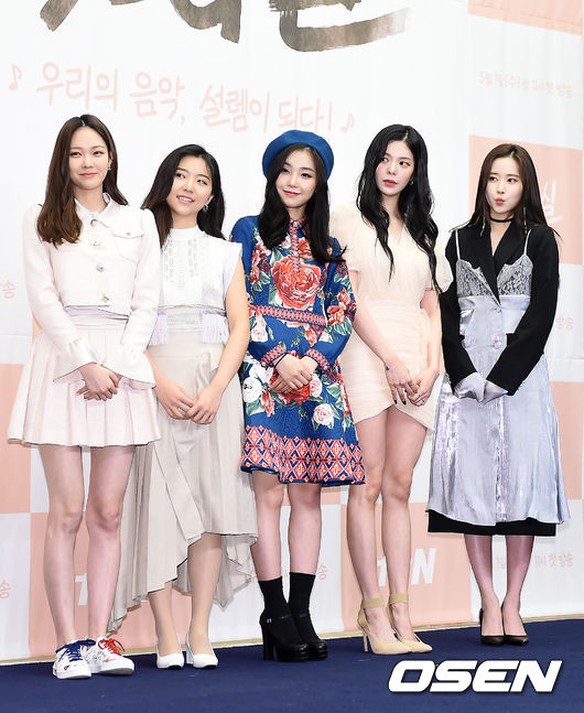 tvN 새 예능 ‘작업실’ 제작발표회가 29일 오후 서울 마포구 상암동 스탠포드호텔 그랜드볼룸에서 열렸다.  가수 장재인, 고성민, 아이디, 스텔리장, 차희가 포토타임을 갖고 있다. /pjmpp@osen.co.kr