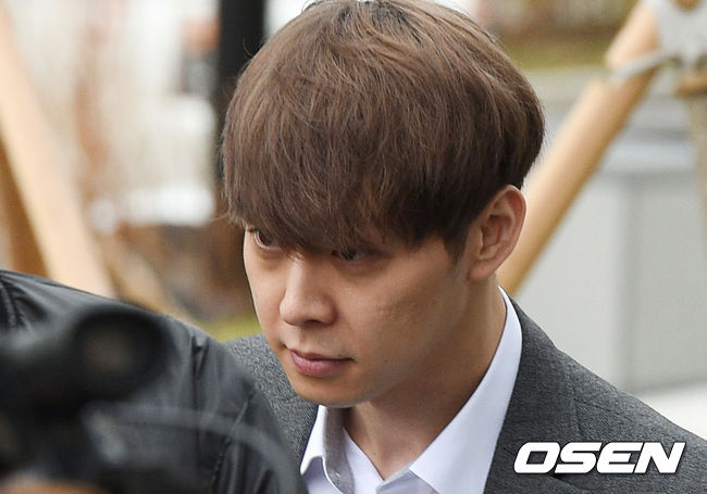 마약 투약 혐의를 받는 가수 겸 배우 박유천이 26일 오후 수원지방법원에서 구속영장에 대한 영장실질심사를 받기 위해 출석했다.마약 투약 혐의를 받고 있는 박유천은 지난 23일 국립과학수사연구원(국과수) 감식 결과 체모에서 마약류 양성 반응이 나왔고 마약류 성분이 검출됐다는 것이 밝혀져 논란을 불러일으켰다. /youngrae@osen.co.kr