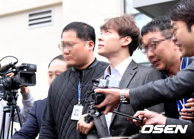 마약 투약 혐의를 받는 가수 겸 배우 박유천이 26일 오후 수원지방법원에서 구속영장에 대한 영장실질심사를 받은 뒤 포승줄에 묶인채 남부구치소로 이동하고 있다.마약 투약 혐의를 받고 있는 박유천은 지난 23일 국립과학수사연구원(국과수) 감식 결과 체모에서 마약류 양성 반응이 나왔고 마약류 성분이 검출됐다는 것이 밝혀져 논란을 불러일으켰다. /youngrae@osen.co.kr