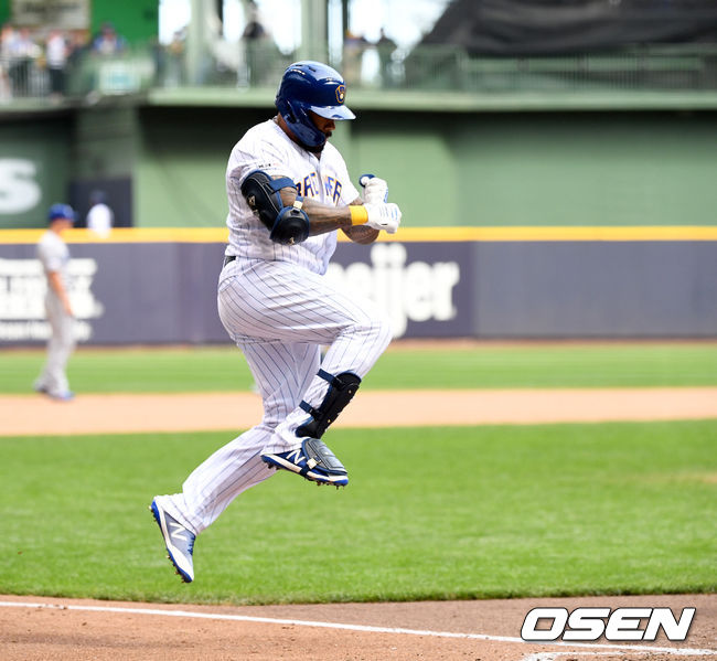 8회말 2사 2, 3루 상황 대타로 나선 밀워키 에릭 테임즈가 동점 중월 스리런포를 날리고 홈으로 향하며 환호하고 있다. /dreamer@osen.co.kr