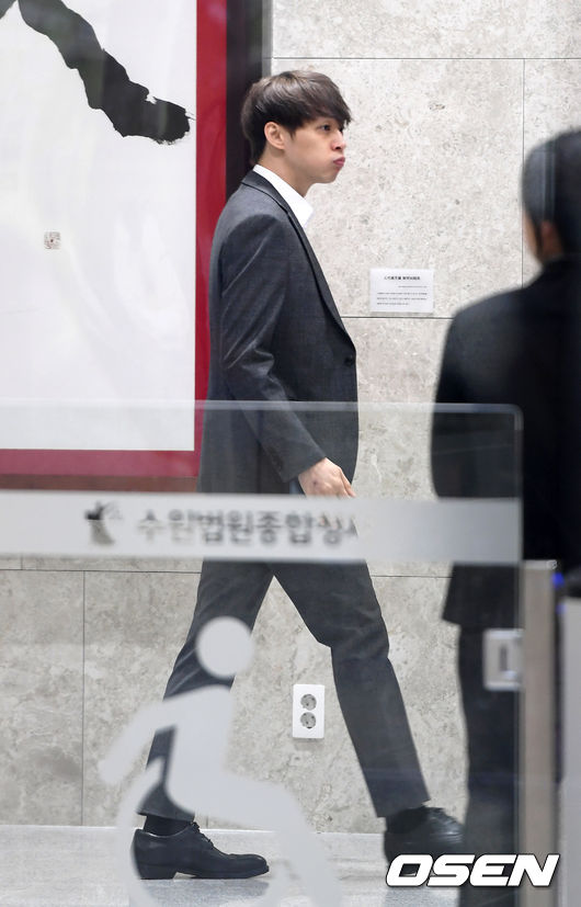 마약 투약 혐의를 받고 있는 박유천은 지난 23일 국립과학수사연구원(국과수) 감식 결과 체모에서 마약류 양성 반응이 나왔고 마약류 성분이 검출됐다는 것이 밝혀져 논란을 불러일으켰다.가수 겸 배우 박유천이 영장실질심사를 받기 위해 출석하고 있다. /sunday@oen.co.kr