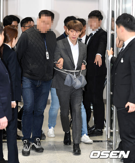 마약 투약 혐의를 받고 있는 박유천은 지난 23일 국립과학수사연구원(국과수) 감식 결과 체모에서 마약류 양성 반응이 나왔고 마약류 성분이 검출됐다는 것이 밝혀져 논란을 불러일으켰다.영장실질심사를 마친 박유천이 포승줄에 묶인채 법원을 나가고 있다. /sunday@oen.co.kr