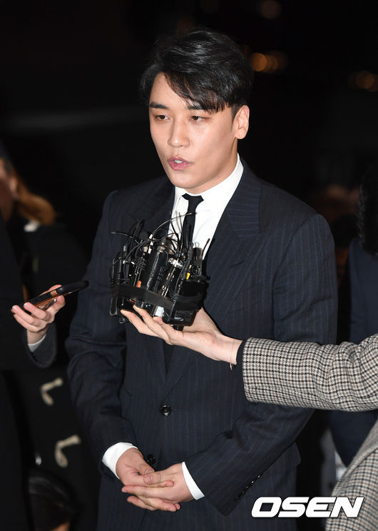 그룹 빅뱅 승리가 27일 오후 클럽 버닝썬 논란, 성접대 등 갖은 의혹에 대해 조사 받기 위해 서울지방경찰청 광역수사대에 자진 출두했다.빅뱅 승리가 출두하고 있다./sunday@osen.co.kr