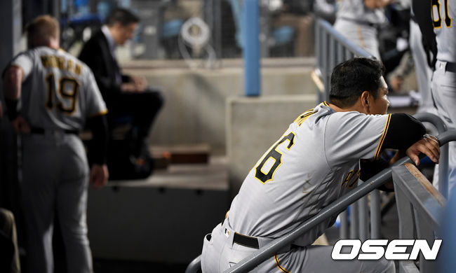 8회초 1사 만루 상황 피츠버그 강정호가 타석을 앞두고 콜린 모란과 교체된 뒤 더그아웃에서 아쉬워하고 있다. /dreamer@osen.co.kr