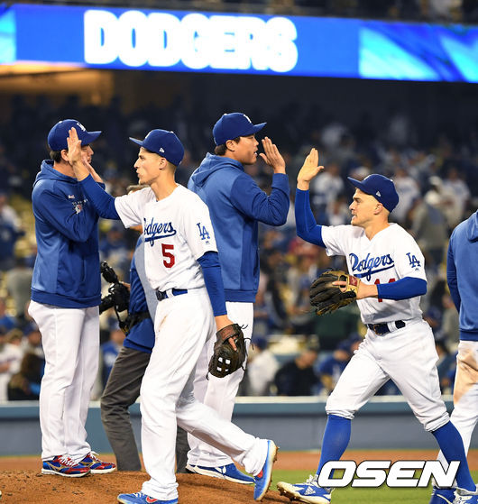 경기 종료 후 다저스 류현진을 비롯한 선수들이 승리 하이파이브를 나누고 있다. /dreamer@osen.co.kr
